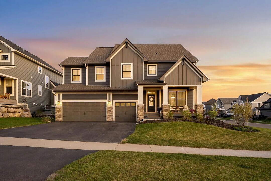 9769 Iron Horse Rd in Woodbury, MN - Building Photo
