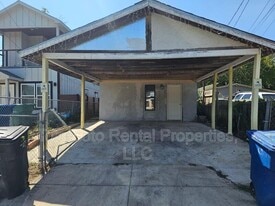 333 S San Eduardo Ave in San Antonio, TX - Building Photo