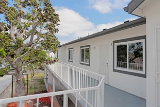 12250 216th St in Hawaiian Gardens, CA - Foto de edificio - Building Photo