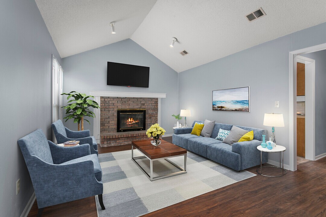 402 NE Independence Ave in Lee's Summit, MO - Building Photo