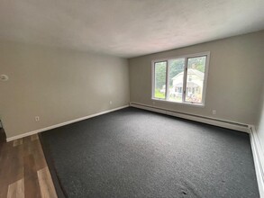 49 Ridge St, Unit 4 in Cranston, RI - Foto de edificio - Building Photo