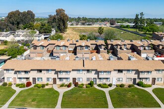 Saunders Park Villa in Bakersfield, CA - Foto de edificio - Building Photo