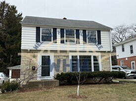 6225 N Lydell Ave in Whitefish Bay, WI - Building Photo