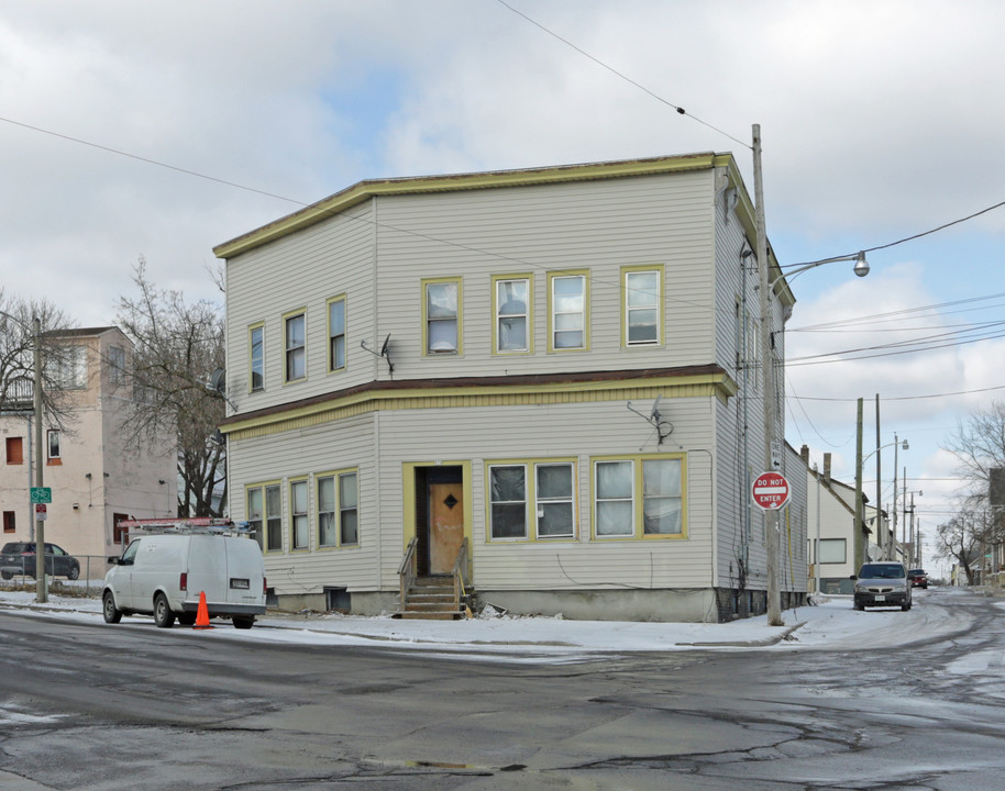 828 W Windlake Ave in Milwaukee, WI - Foto de edificio