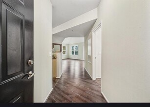 3015 Nicosh Cir, Unit 2402 in Falls Church, VA - Foto de edificio - Building Photo