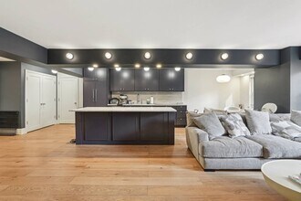 100 W 57th St in New York, NY - Building Photo - Building Photo