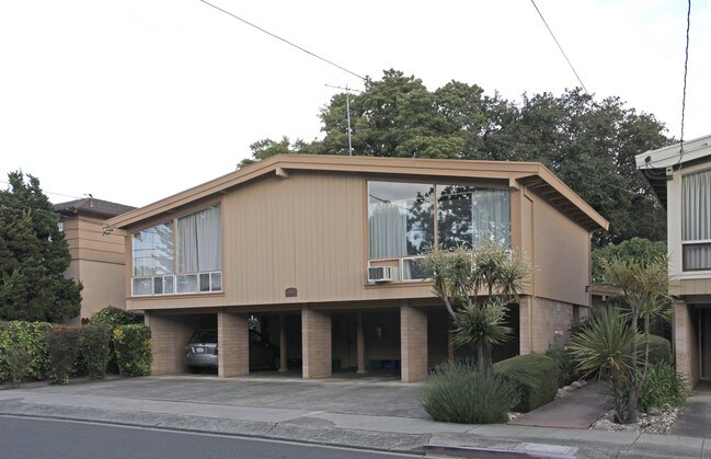 880 Roble Ave in Menlo Park, CA - Foto de edificio - Building Photo