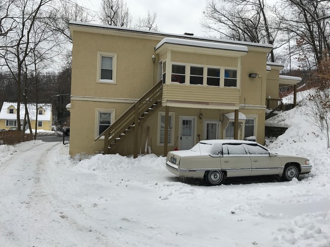 337 Farmington Ave in Bristol, CT - Foto de edificio - Building Photo