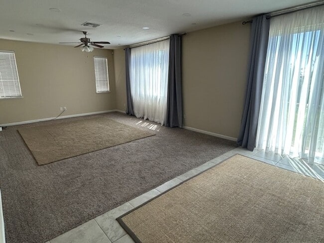 1118 Greenbrier Dr in Hanford, CA - Building Photo - Building Photo
