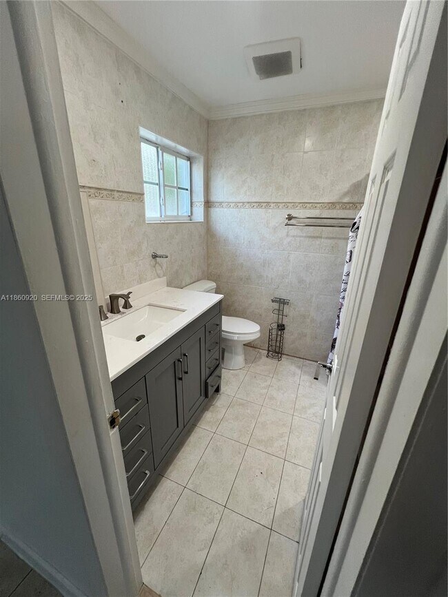 382 NE 113th St in Miami, FL - Foto de edificio - Building Photo