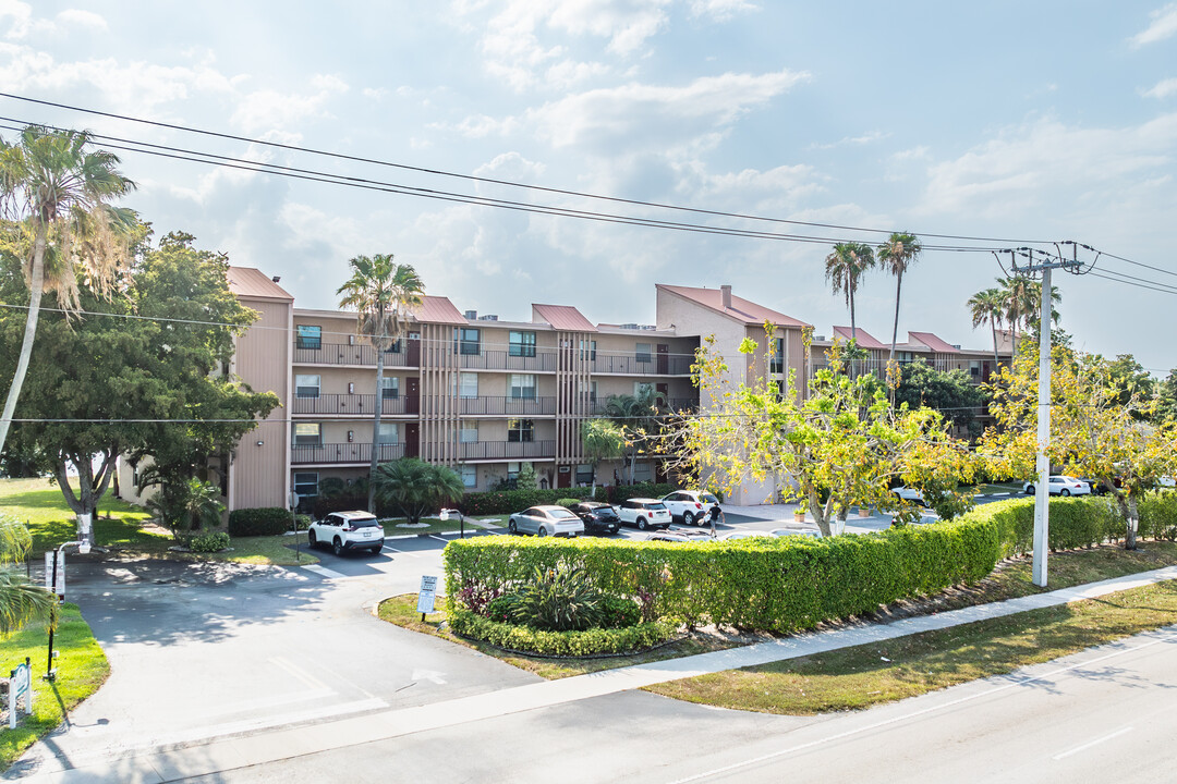 Palm Lakes Condominiums in Margate, FL - Building Photo