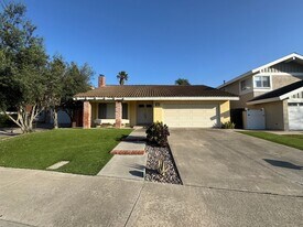 24052 Lindley St in Mission Viejo, CA - Building Photo