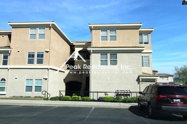 300 Moon Cir in Folsom, CA - Building Photo - Building Photo