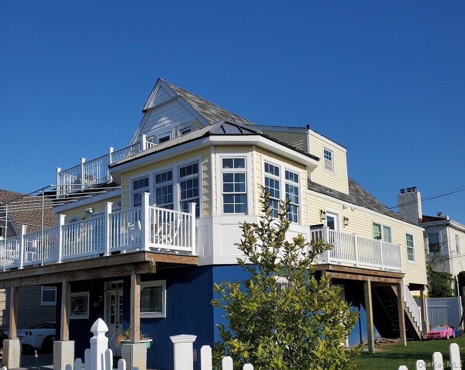 302 E Penn St in Long Beach, NY - Building Photo