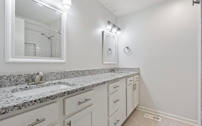 851 Vestavia Villa Ct, Unit A in Vestavia, AL - Building Photo - Building Photo