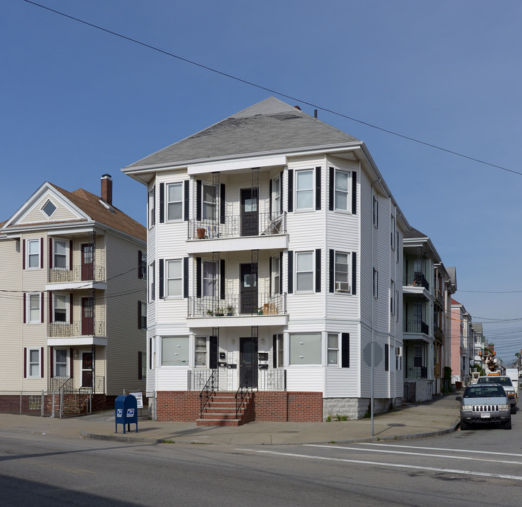 483 Belleville Ave in New Bedford, MA - Building Photo