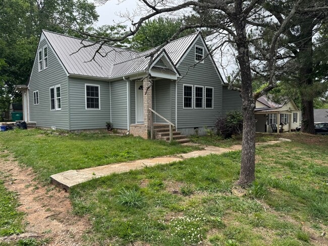 705 N Vine St in Winchester, TN - Building Photo - Building Photo