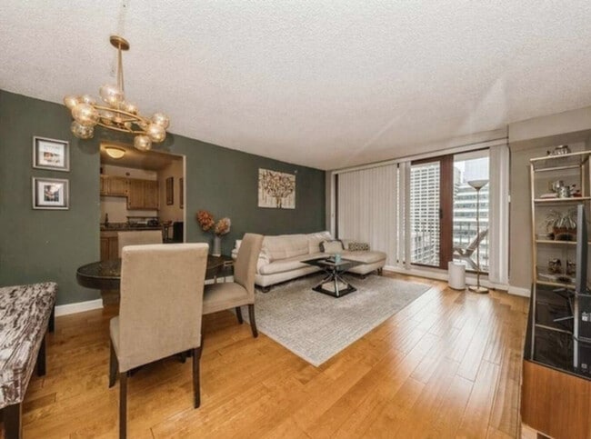 224 N Clark St in Chicago, IL - Building Photo - Building Photo