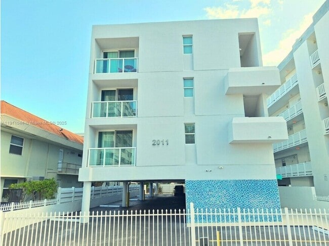 2011 Bay Dr in Miami Beach, FL - Foto de edificio - Building Photo