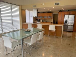 100 Lincoln Rd, Unit # PH4 in Miami Beach, FL - Building Photo - Building Photo