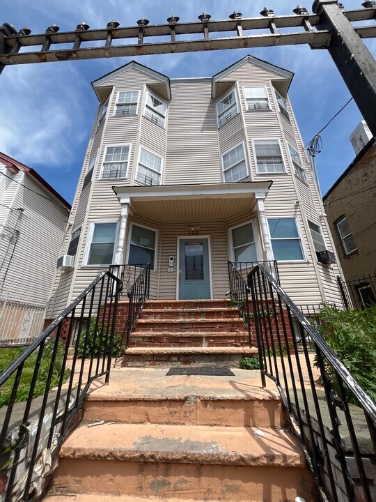 134 Wilkinson Ave, Unit 3L in Jersey City, NJ - Building Photo