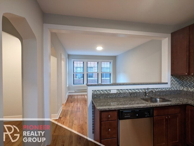 4417 N Wolcott Ave, Unit 07-B1