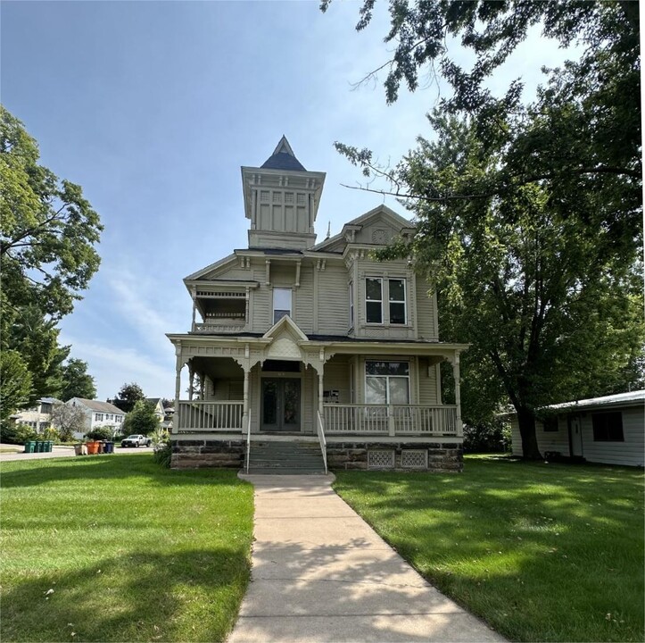 1501 State St in Eau Claire, WI - Foto de edificio