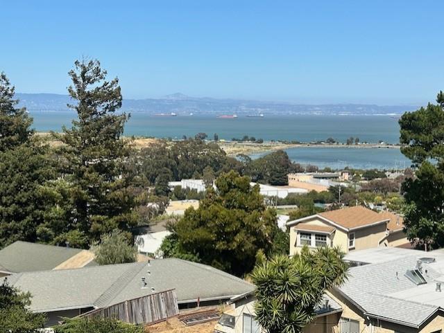 253 Humboldt Rd in Brisbane, CA - Building Photo
