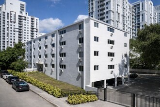 132 SW 9th St in Miami, FL - Building Photo - Building Photo