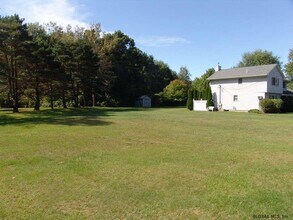 78 Lower Newtown Rd in Waterford, NY - Foto de edificio - Building Photo