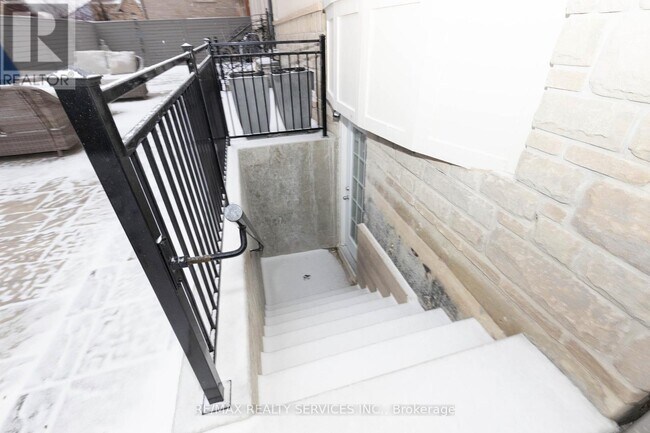 132 Bloomsbury Ave in Brampton, ON - Building Photo - Building Photo