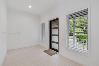 1524 Zoreta Ave in Coral Gables, FL - Foto de edificio - Building Photo