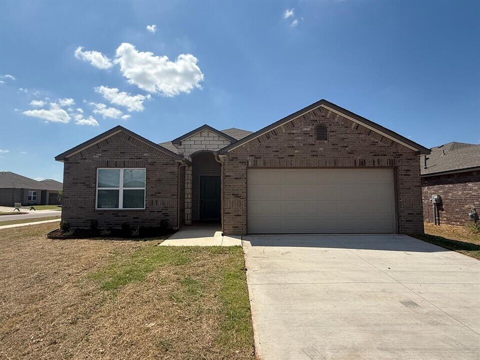 4025 Olivia St in Mustang, OK - Building Photo