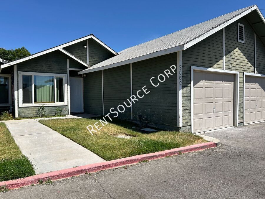 504 W Ave J4 in Lancaster, CA - Building Photo