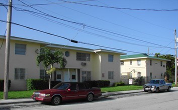 2445 10th St in Miami, FL - Building Photo - Building Photo