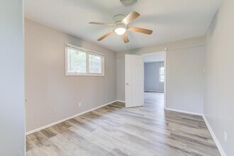 6837 St Olaf Dr in Berkeley, MO - Building Photo - Building Photo