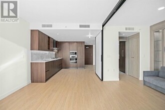 87-1087 Nelson St in Vancouver, BC - Building Photo - Building Photo