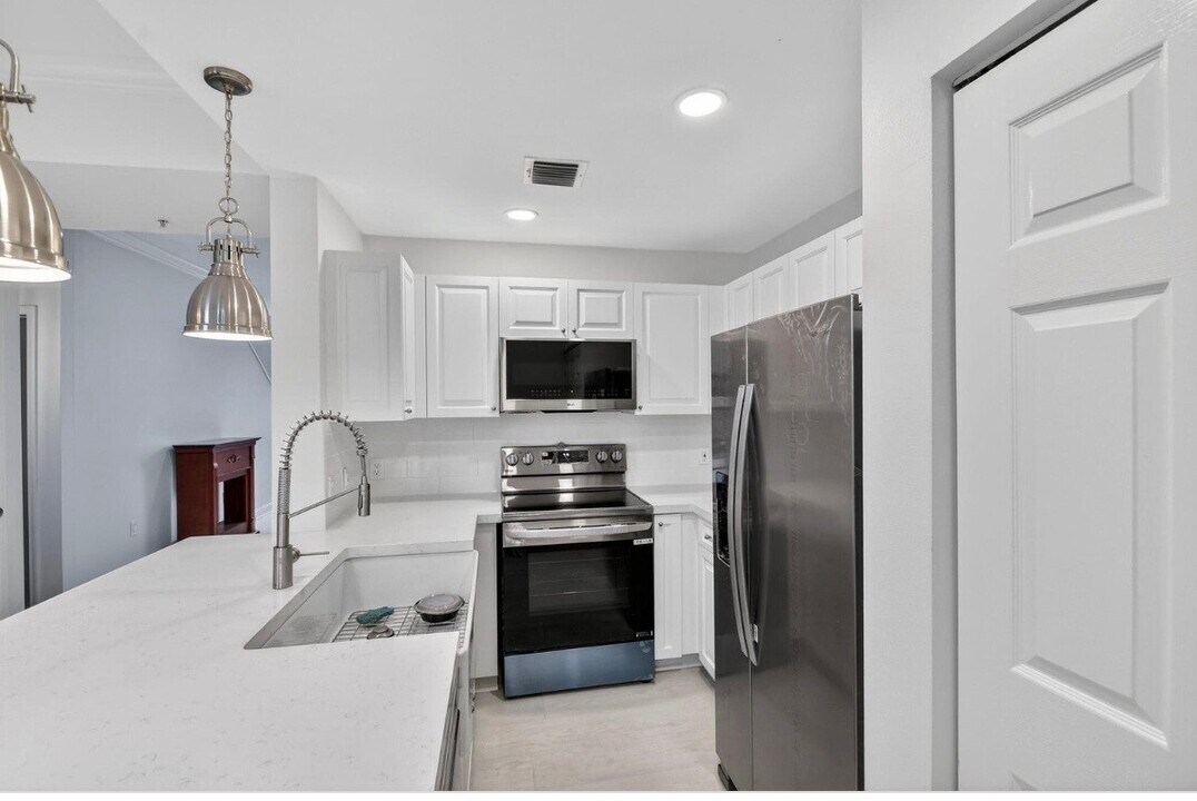 695 Hibiscus St in West Palm Beach, FL - Building Photo