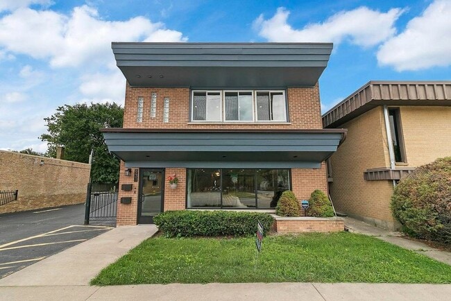 property at 931 W Glen Flora Ave