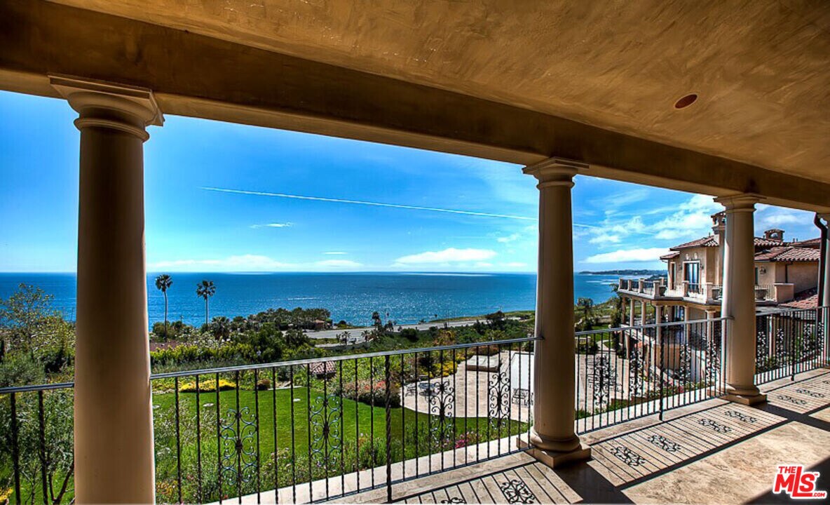 3775 Puerco Canyon Rd in Malibu, CA - Building Photo