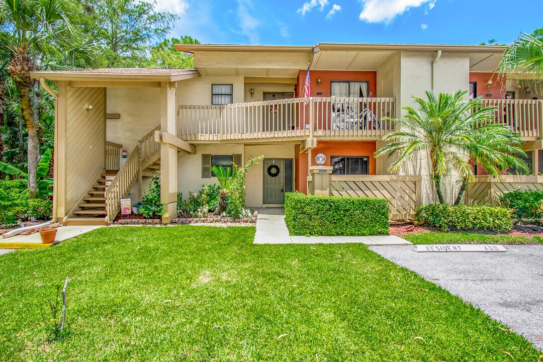 13075 Albright Ct in Wellington, FL - Building Photo