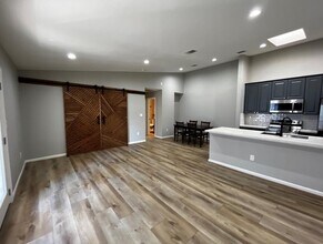 2425 Augusta Dr in Houston, TX - Building Photo - Building Photo