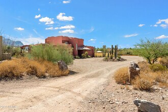 1297 N Roadrunner Rd in Apache Junction, AZ - Foto de edificio - Building Photo
