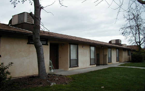 3701 Coffee Rd in Modesto, CA - Foto de edificio