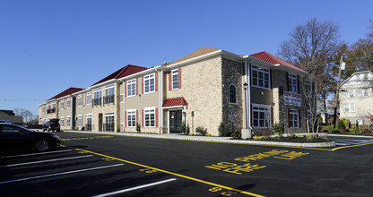 Two Oaks in Woodbridge, NJ - Foto de edificio - Building Photo