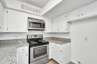 10855 Meadowglen Ln in Houston, TX - Building Photo - Building Photo