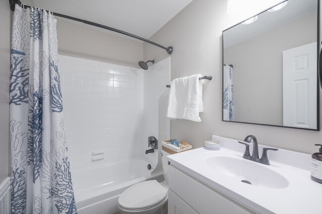 Oakleaf Townhomes in Mount Pleasant, SC - Building Photo - Interior Photo