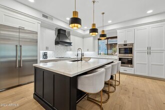5250 E Deer Valley Dr in Phoenix, AZ - Building Photo - Building Photo