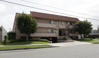 Milwood Apartments in Canoga Park, CA - Foto de edificio - Building Photo