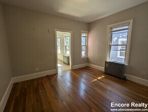 208 Banks St in Cambridge, MA - Building Photo - Building Photo
